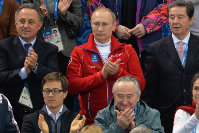 Vladimir Poutine applaudit l'équipe russe de patinage artistique