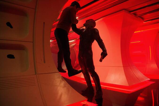 Faut pas l'énerver Idris ! Dans Star Trek sans limites, Chris Pine en fait d'ailleurs les frais !