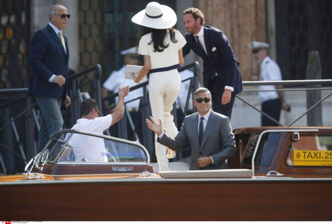 Amal et George Clooney arrivent à la mairie de Venise.