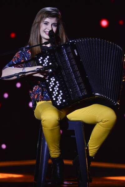Estelle Mazzillo a fait sensation en reprenant, Chandelier, de Sia, à… l'accordéon !