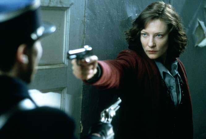Dans Charlotte Gray (2001), elle sort le flingue