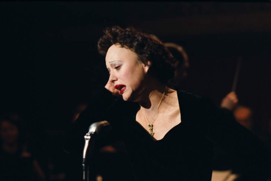 Tournant de sa carrière, La môme (2007) l'impose aux yeux du monde. Sa performance en Piaf est oscarisée.