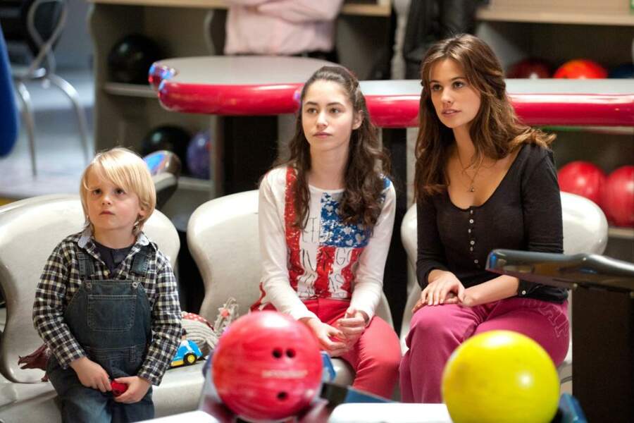 Valentin (Paul Monate) avec Clem (Lucie Lucas) et Salomé (Jade Pradin) au bowling