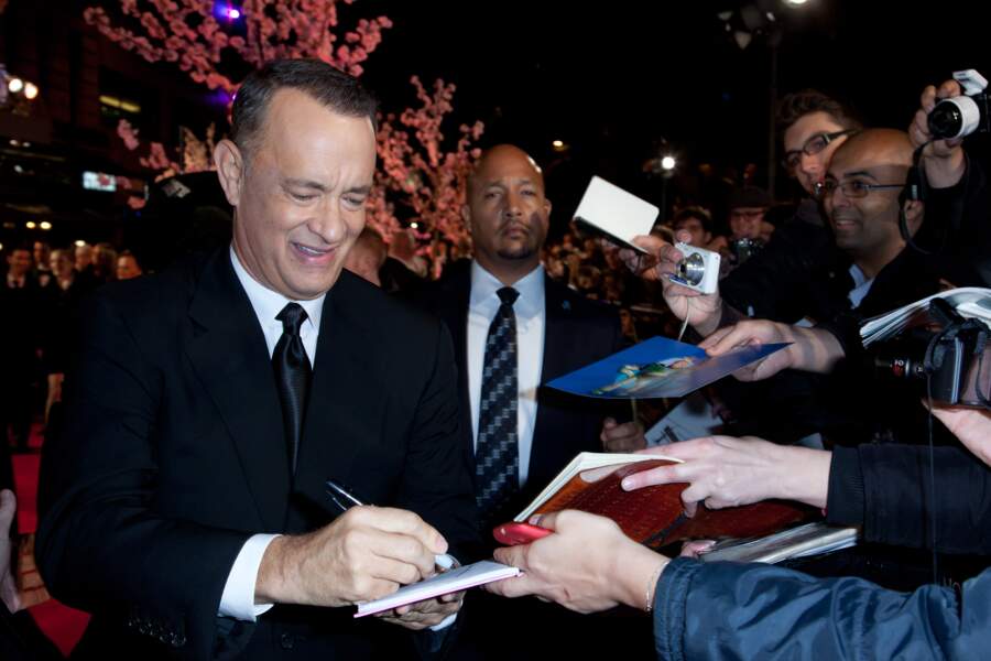 Tom Hanks signe volontiers les autographes…
