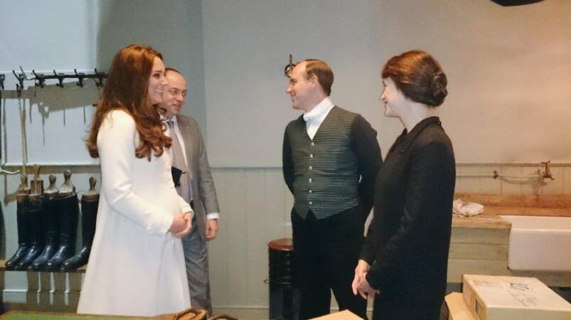 Moseley et Baxter font visiter à Kate Middleton la pièce où ils s'occupent des chaussures