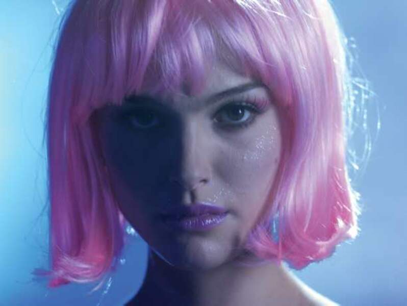 Quelle transformation ! Dans "Closer : Entre adultes consentants" de Mike Nichols, elle a les cheveux roses