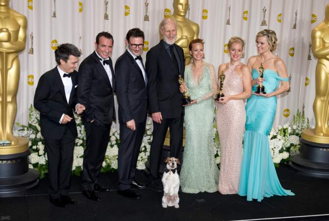 Uggie prend la pose en bonne compagnie aux Oscars.