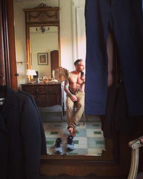 Moment de détente pour Philippe Bas, torse nu, avant d'enchaîner les tournages de… 