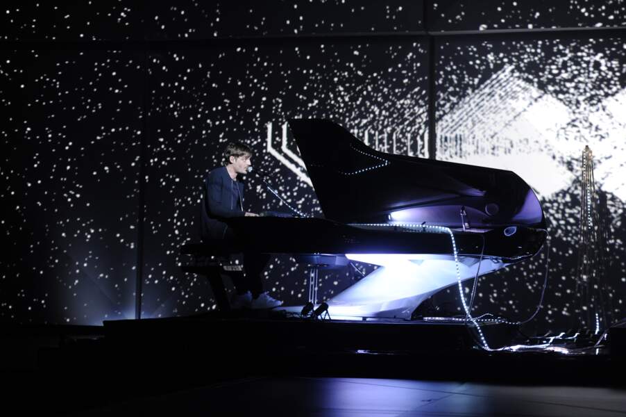 ALB, alias Clement Daquin, a joué son tube Whispers Under the Moonlight sur le fameux piano Peugeot