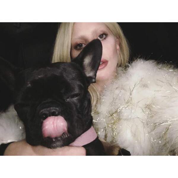 Lady Gaga (American Horror Story) prend des selfies avec son chien pour fêter Thanksgiving...