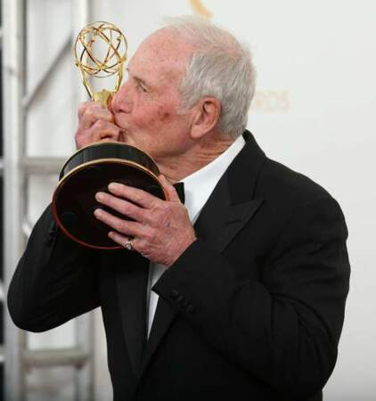 Le producteur Jerry Weintraub embrasse sa statuette : prix du meilleur téléfilm pour Ma vie avec Liberace