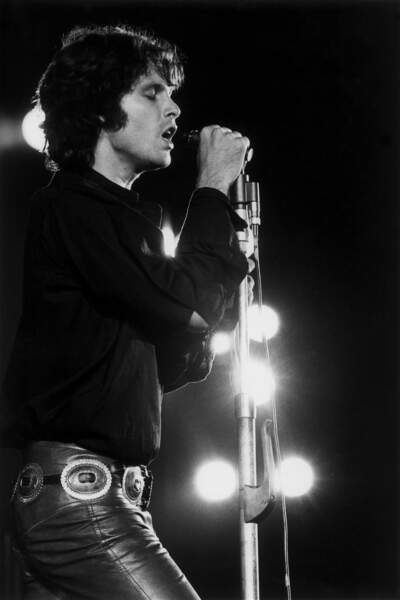 Le 3 juillet 1971, Jim Morrison est retrouvé mort dans sa baignoire à Paris. Cause officielle : crise cardiaque. 