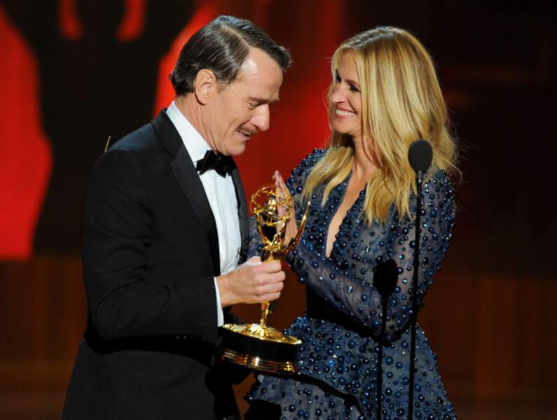 Julia Roberts remet l'Emmy Award du meilleur acteur à Bryan Cranston 