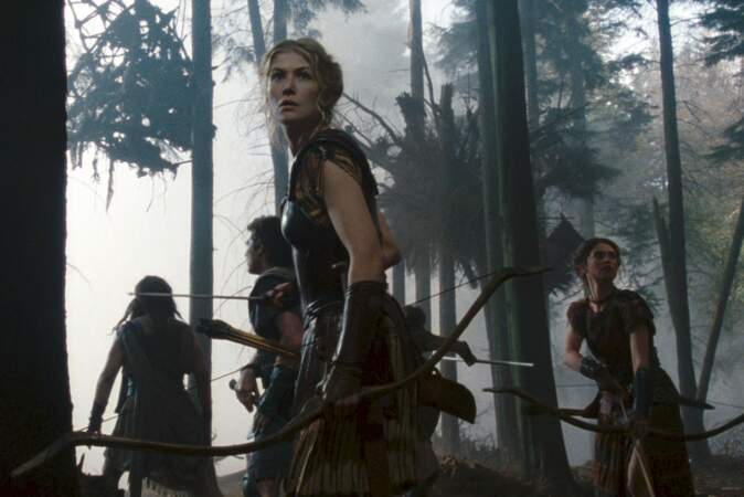 Jouant Andromède, elle se frotte à l'univers de l'heroic fantasy dans le blockbuster La colère des titans (2012).