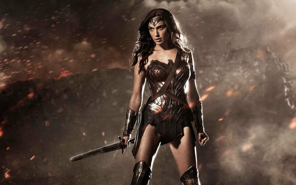Dans ce film, Wonder Woman porte un costume plus sombre et cuivré, proche d'une tenue de gladiateur