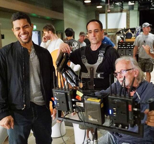 Sur le tournage de NCIS, Wilmer Valderrama est tout sourire !