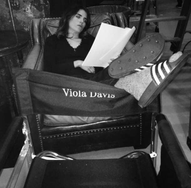 Pour apprendre son texte, Karla Souza, alias Laurel dans Murder, s'installe dans le fauteuil de la boss