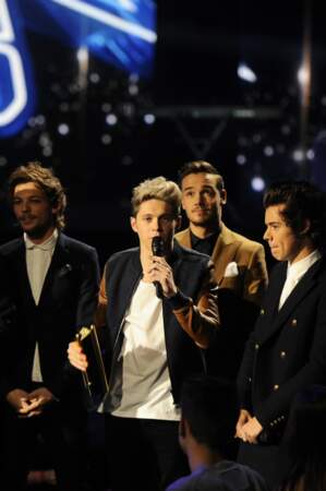 Les One Direction élus meilleur groupe international, acclamés par le public