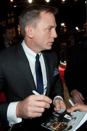 Daniel Craig signe des autographes