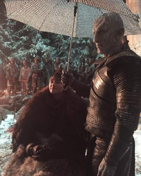Lui qui voulait étriper le jeune Bran, voilà qu'il lui tient son ombrelle ! Appelez le Night King !