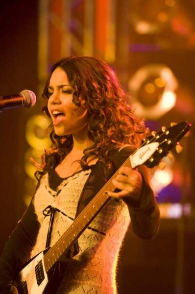 Vanessa Hugdens donne de la voix dans College Rock Star (2009)