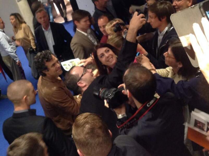 Mark Ruffalo signe des autographes