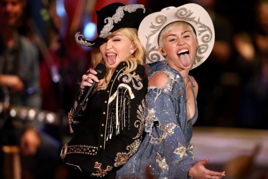En janvier 2014, elle chante avec Madonna, une autre icône sulfureuse. 