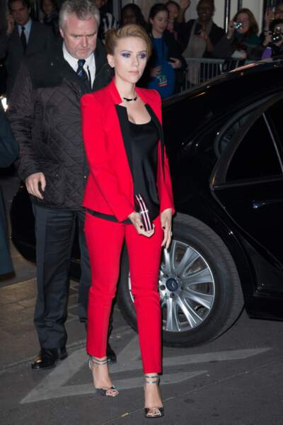 Tailleur rouge, top noir et talons hauts pour Scarlett Johansson 