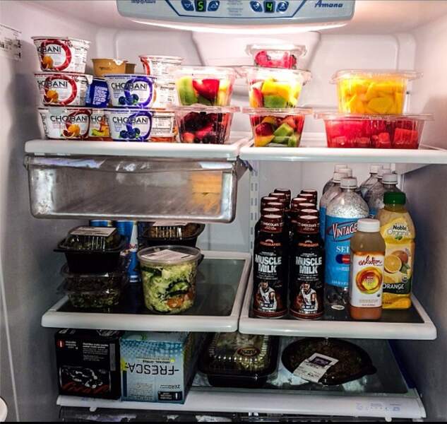 Le contenu de son frigo montre son addiction aux protéïnes.