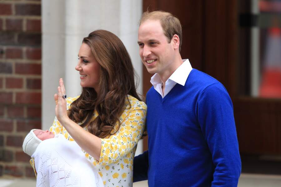 Radieux, le duc et la duchesse de Cambridge ont posé pour les photographes avec leur nouvelle-née