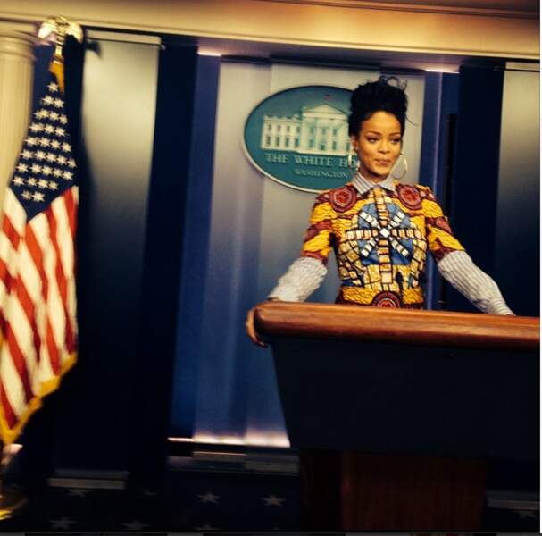Au pupitre du président, Rihanna a fière allure. Question suivante ?