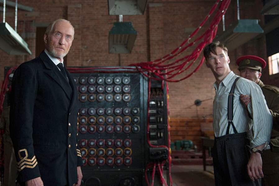 Charles Dance aux côtés de Benedict Cumberbatch et de la machine à décoder Enigma dans Imitation Game (2014)