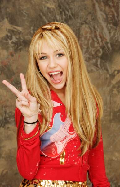 A 14 ans, Miley Cyrus devient l'héroïne de la série Hannah Montana. 