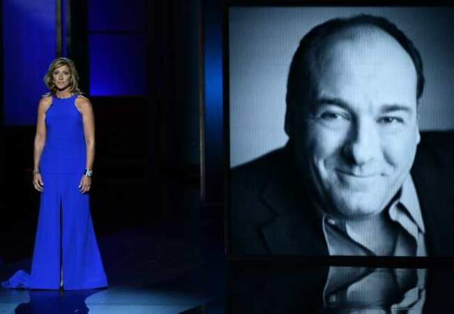 Edie Falco rend hommage à James Gandolfini, son mari dans Les Soprano