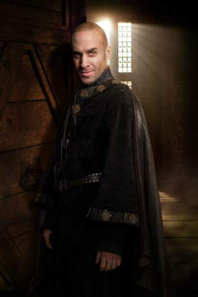 Joseph Fiennes, un Merlin au look contemporain dans Camelot