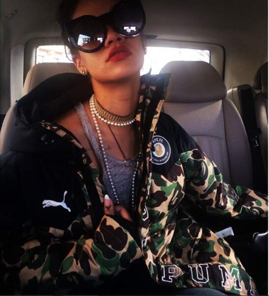 Dans sa limousine, Rihanna reste stylée.