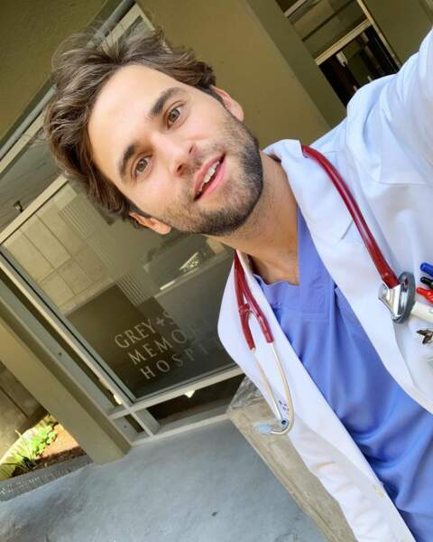 Jake Borelli se prend en selfie devant le célèbre hôpital de Grey's Anatomy 