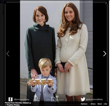 Kate Middleton pose avec Michelle Dockery (Lady Mary) et le petit George