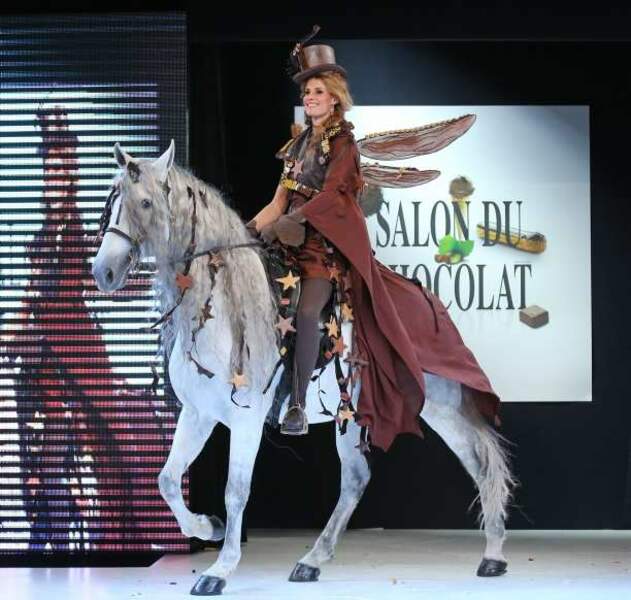 L'ex-Miss France Sophie Thalmann à cheval dans une robe imaginée par Frédéric Cassel et Model