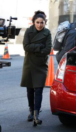 Yasmine Elmasri, l'actrice de Quantico, serait-elle frileuse ? La scène à peine terminée, elle enfile son manteau