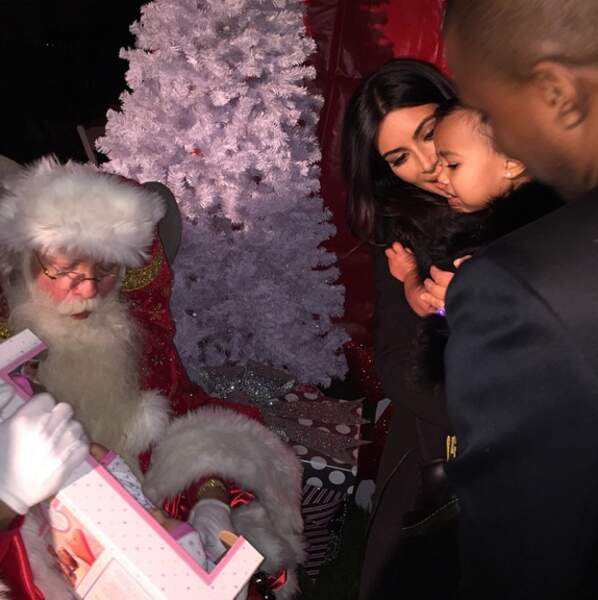Le fils de Kim Kardashian et Kanye West est un garçon comme les autres, qui rencontre le Père Noël 