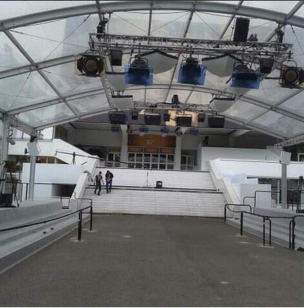 24h avant l'ouverture du Festival de Cannes, le tapis rouge sur les marches n'est toujours pas installé