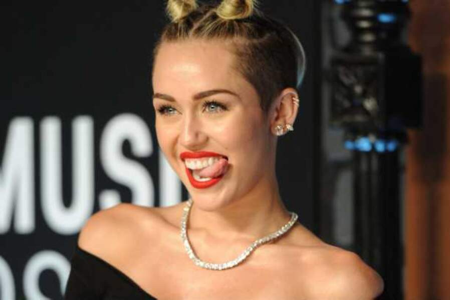 Miley Cyrus sort la langue