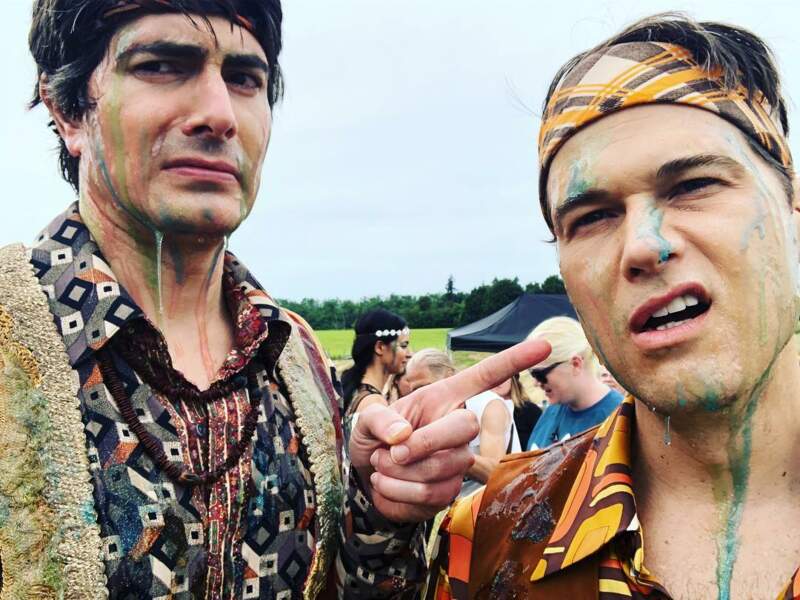 Les acteurs de Legends of Tomorrow, Brandon Routh et Nick Zano, sont passés en mode hippies sales