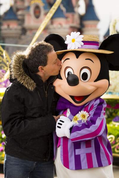 Un bisou de Marc-Olivier Fogiel pour Mickey !