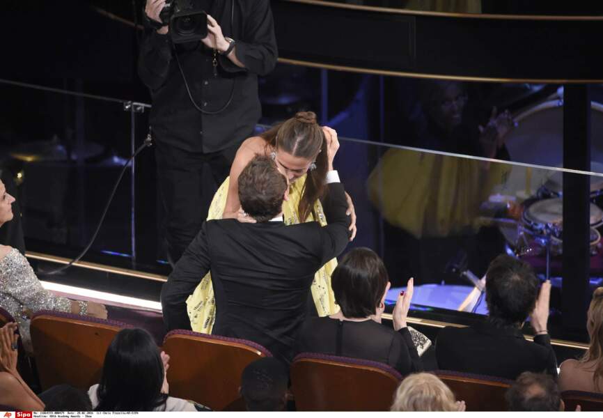 C'est un baiser furtif qui officialise leur relation amoureuse lors des Oscars