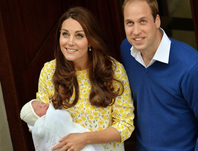 Radieux, le duc et la duchesse de Cambridge ont posé pour les photographes avec leur nouvelle-née