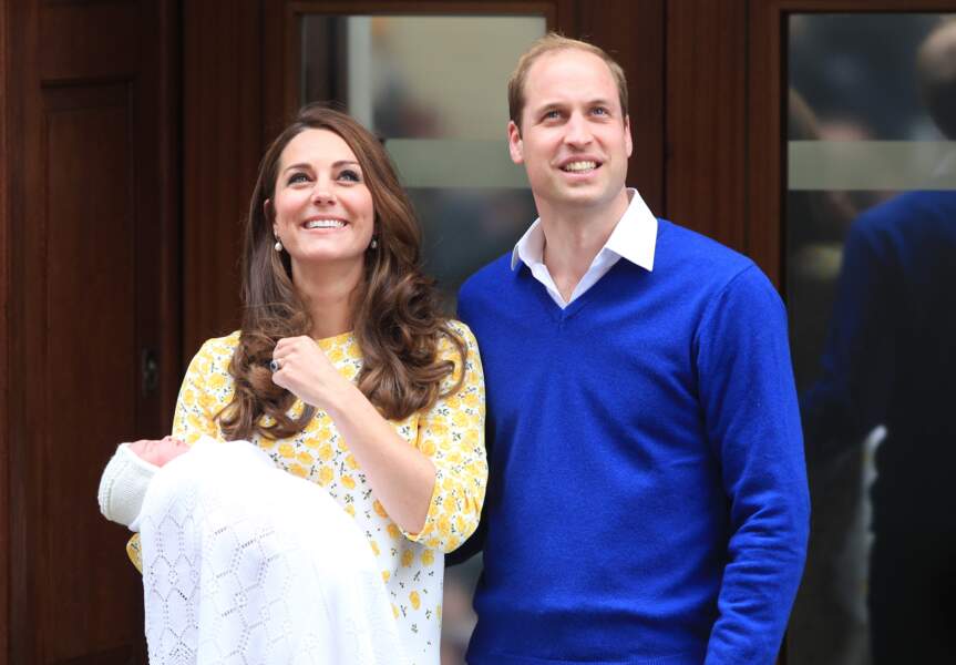It's a girl ! Kate et William présentent leur princesse à la sortie de la maternité