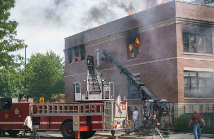 Un immeuble en feu ? Les pompiers et les caméras de Chicago Fire sont sur le coup