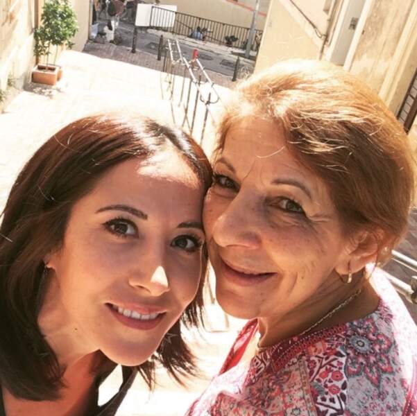 Fabienne Carat sur le plateau de Plus belle la vie avec Tassadit Mandi, sa mère de fiction